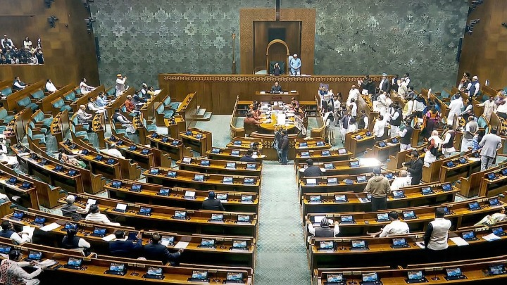 लोकसभा में विपक्ष की 'घर वापसी': 8 सांसदों का निलंबन रद्द; स्पीकर ओम बिरला ने खींची मर्यादा की नई 'लक्ष्मण रेखा', AI तस्वीरों पर भी लगा बैन