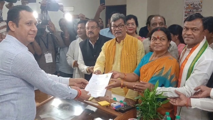 छत्तीसगढ़ की दो प्रखर महिला नेत्रियां, फूलोदेवी नेताम (कांग्रेस) और लक्ष्मी वर्मा (भाजपा), राज्यसभा के लिए निर्विरोध निर्वाचित हो गई हैं। यह प्रदेश की राजनीति के लिए एक सुखद दृश्य था जब दोनों प्रतिद्वंद्वी दलों की महिला नेताओं ने एक-दूसरे को मिठाई खिलाकर बधाई दी।  यहाँ इन दोनों दिग्गज सांसदों के राजनीतिक सफर का विस्तृत विवरण दिया गया है: