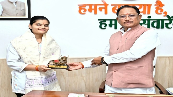 UPSC में लहराया छत्तीसगढ़ का परचम: मुख्यमंत्री साय ने 35वीं रैंक प्राप्त वैभवी अग्रवाल को दी बधाई; बोले- "आपकी सफलता प्रदेश के युवाओं के लिए प्रेरणा"