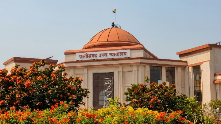 छत्तीसगढ़ हाईकोर्ट का ऐतिहासिक फैसला: मूक-बधिर पीड़िता के 'इशारों' को माना पुख्ता सबूत; प्लास्टिक की गुड़िया ने दिलाई दरिंदे को 'मरते दम तक' उम्रकैद