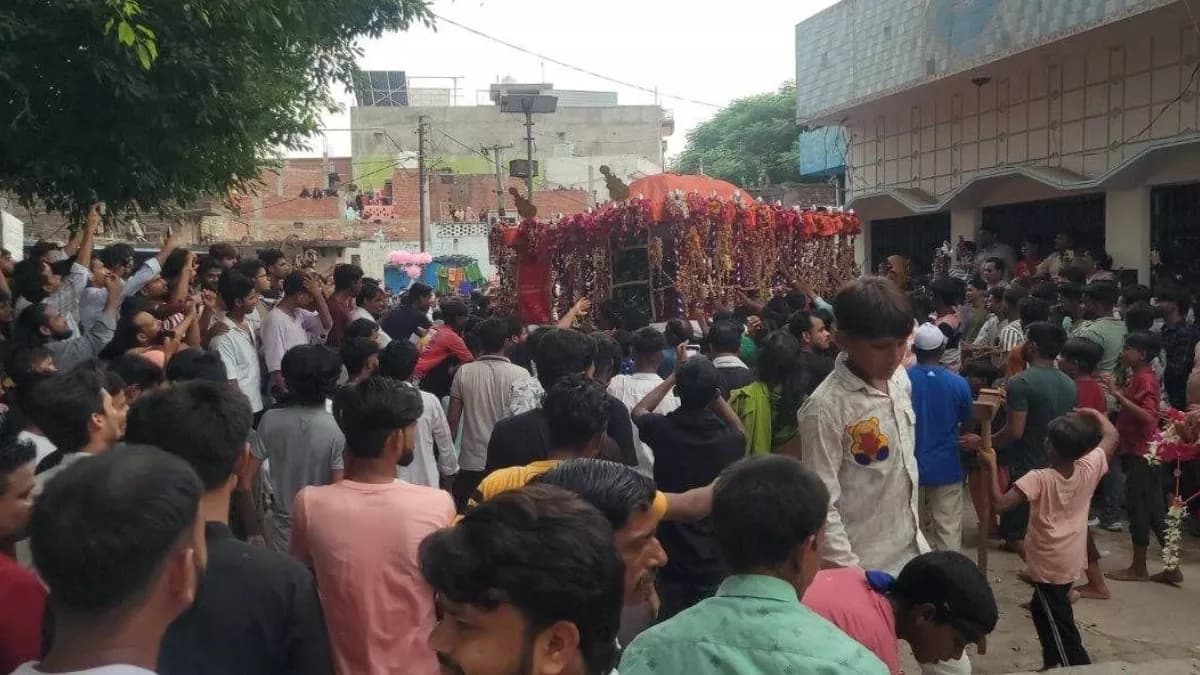 मुहर्रम जुलूस के बीच मंदिर की छत पर चढ़कर स्टंट करने वाले युवकों पर गिरफ्तारी