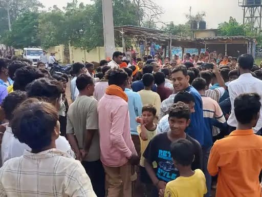 खुर्शीदिह में अवैध शराब बिक्री के खिलाफ ग्रामीणों का विरोध प्रदर्शन
