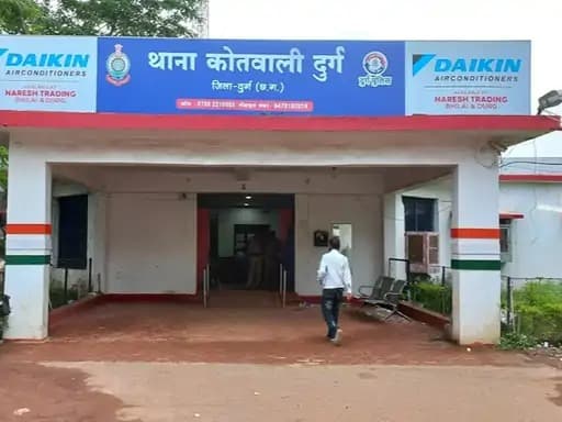 दुर्ग जिले के एक व्यापारी के साथ बैंक क्रेडिट कार्ड से 1.49 लाख रुपये की ठगी का मामला सामने आया है।
