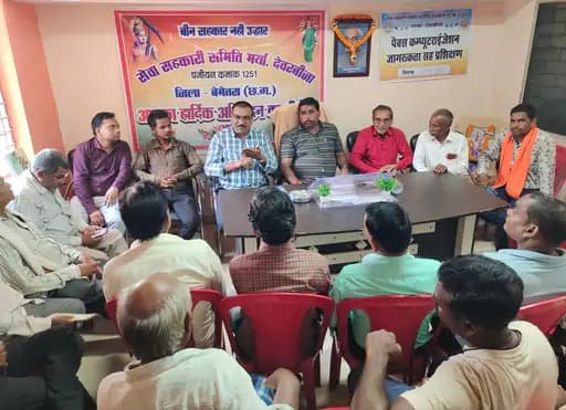 कबीरधाम में किसानों को उर्वरक की उपलब्धता पर भरोसा दिलाने के लिए आयोजित आमसभा