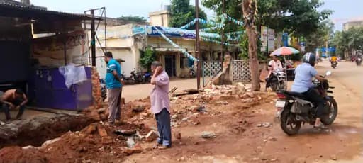 बालोद जिले के मुख्य चिकित्सा एवं स्वास्थ्य अधिकारी (CMHO) कार्यालय के सामने स्थित दीवार को हटाने का कार्य हाल ही में शुरू किया गया है।