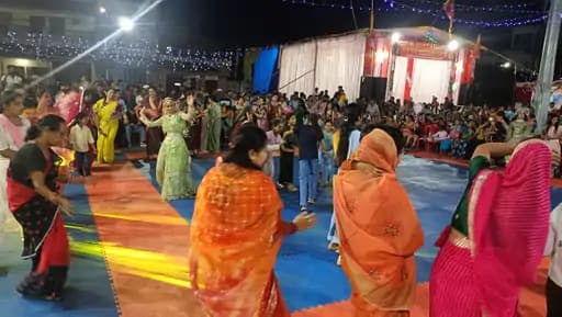 अंबिकापुर में गरबा महोत्सव: महिलाओं ने देर रात तक किया आनंद