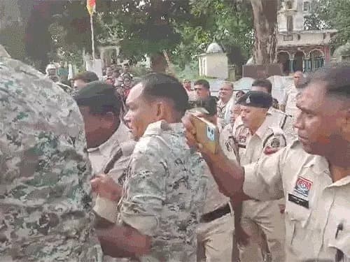 कवर्धा जिले के एक मंदिर परिसर में भगवा ध्वज और पंडाल को हटाने को लेकर हाल ही में एक गंभीर विवाद उत्पन्न हुआ है।