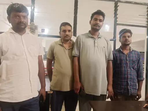 बलरामपुर जिले के दहेजवार जंगल में पुलिस ने एक बड़ी कार्रवाई करते हुए चार जुआरियों को गिरफ्तार किया है।