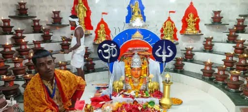 बालोद जिले के झलमला स्थित गंगा मैया मंदिर में शारदीय नवरात्रि के पहले दिन सोमवार को विशेष धार्मिक आयोजन हुआ।