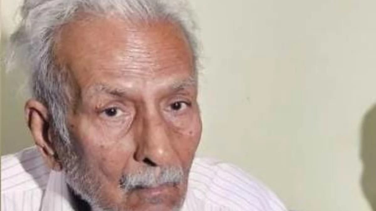 हिंदी साहित्य के प्रसिद्ध लेखक और कवि विनोद कुमार शुक्ल को उनके अद्वितीय योगदान के लिए 'गोदरेज लिटरेचर लाइव! लाइफटाइम अचीवमेंट अवार्ड' से सम्मानित किया गया है।