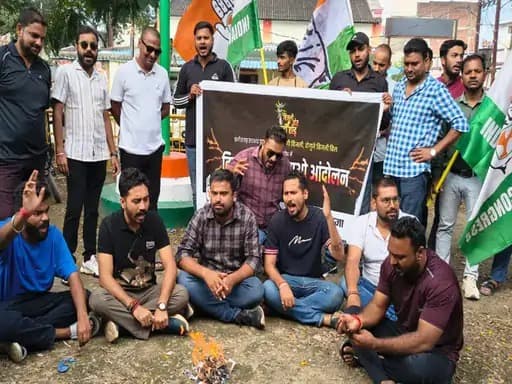 बिजली विभाग कार्यालय का घेराव किया और बिजली बिलों की प्रतियां जलाकर सरकार के खिलाफ विरोध प्रदर्शन किया।