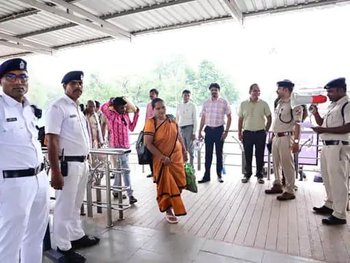 त्योहारी सीजन के दौरान रेलवे स्टेशनों पर बढ़ती भीड़ को नियंत्रित करने के लिए बिलासपुर रेलवे स्टेशन पर हाल ही में एक मॉक ड्रिल का आयोजन किया गया।