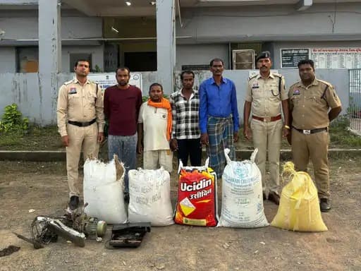 मुंगेली जिले में पुलिस ने एक बुजुर्ग महिला के घर में चोरी करने के आरोप में चार व्यक्तियों को गिरफ्तार किया है।
