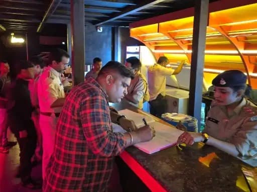 रायपुर में आबकारी विभाग ने नियमों का उल्लंघन करने के आरोप में 7 प्रमुख बार और क्लबों को सील कर दिया है