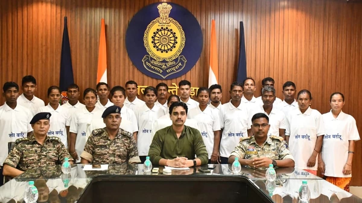 दंतेवाड़ा में 21 माओवादी आत्मसमर्पण — इनमें से 13 पर इनाम घोषित, राज्य की रणनीति को जोर