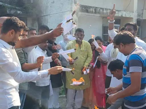 कांग्रेस कार्यकर्ताओं ने सोमवार को मनेंद्रगढ़ में विद्युत विभाग कार्यालय के परिसर में विरोध प्रदर्शन किया।