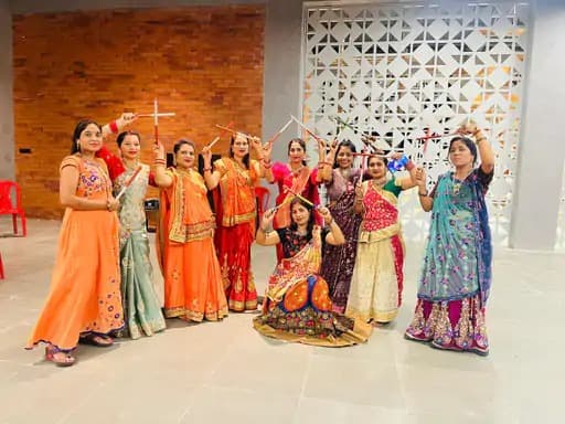 राजनांदगांव जिले के फरहद चौक स्थित स्मार्ट सिटी कॉलोनी में नवरात्रि के अवसर पर आयोजित गरबा नृत्य ने स्थानीय समुदाय के उत्साह और धार्मिक आस्था को प्रदर्शित किया।