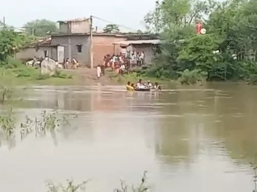 पलारी ब्लॉक के छेरकाडीह गांव में एक महिला की मौत के बाद शव को नाले के ऊपर से पार कराने के लिए ग्रामीणों ने ट्यूब और प्लाईवुड का सहारा लिया।