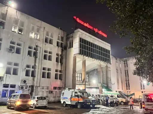 रायपुर के मेकाहारा अस्पताल में एक महिला ने शौचालय में बच्ची को जन्म दिया, जिससे अस्पताल की स्वास्थ्य सेवाओं की गुणवत्ता पर गंभीर सवाल उठे हैं।