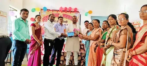 अंबिकापुर, छत्तीसगढ़ – ग्राम डौंडी में बुधवार को एक अनोखी विदाई समारोह का आयोजन किया गया