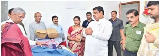 छत्तीसगढ़ के ग्रामोद्योग मंत्री ने राज्य के बुनकरों द्वारा निर्मित वस्त्रों के उपयोग को बढ़ावा देने के लिए एक महत्वपूर्ण पहल की है।