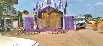 बालोद में नवरात्रि के दौरान देवी दुर्गा की मूर्तियों की स्थापना के लिए पंडाल सजाए गए