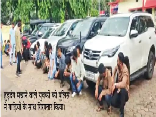 रायपुर में एक वायरल वीडियो के बाद पुलिस ने त्वरित कार्रवाई करते हुए 15 युवकों को गिरफ्तार किया है।