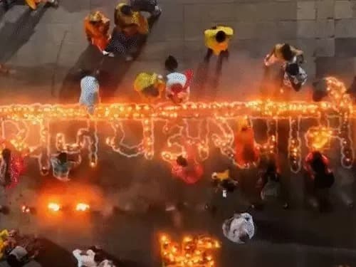 बिलासपुर: नवरात्रि के पहले दिन अरपा नदी पर हुई मनमोहक आरती — हजारों दीयों की रोशनी ने बनाया जादू