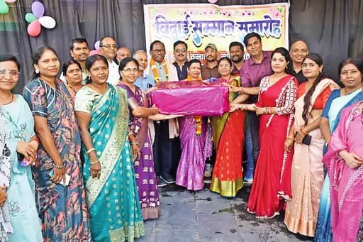 बालोद में सेवानिवृत्त व्याख्याताओं और स्थानांतरित शिक्षकों को स्मृति चिह्न देकर दी गई विदाई
