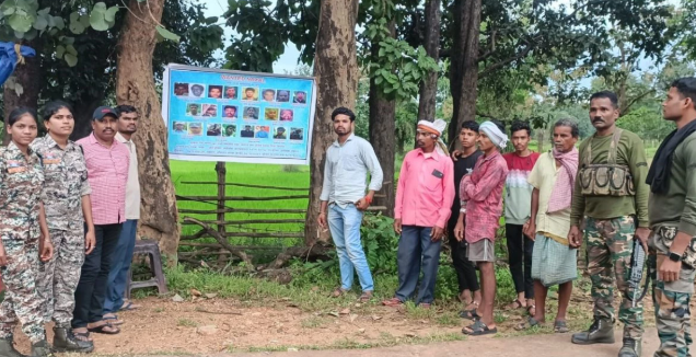 कांकेर में पुलिस की नई रणनीति: इनामी माओवादी के पोस्टर लगाकर जनता से सहयोग मांगा गया