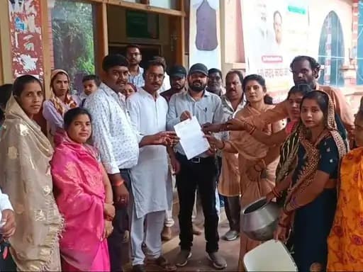 धमतरी नगर निगम कार्यालय में जल संकट को लेकर महिलाओं ने विरोध प्रदर्शन किया।
