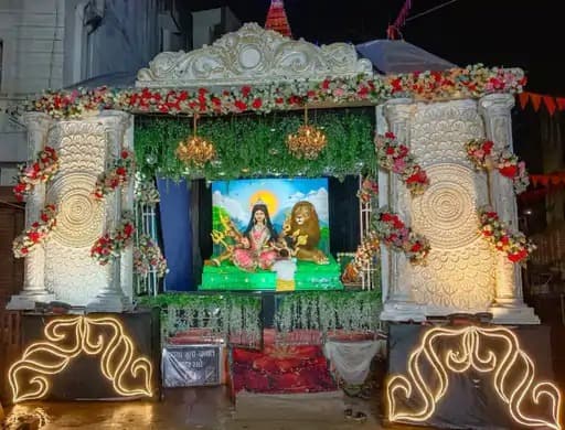 राजनांदगांव जिले के बांसपाई पारा में सार्वजनिक दुर्गा उत्सव समिति द्वारा स्थापित की गई मां जगदम्बा की विशाल प्रतिमा ने नवरात्रि के अवसर पर श्रद्धालुओं का ध्यान आकर्षित किया है।