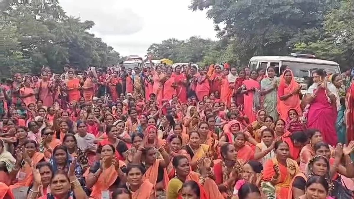 धमतरी में मितानिन संघ का चक्का जाम: बेहतर मानदेय और नियमितीकरण की मांग