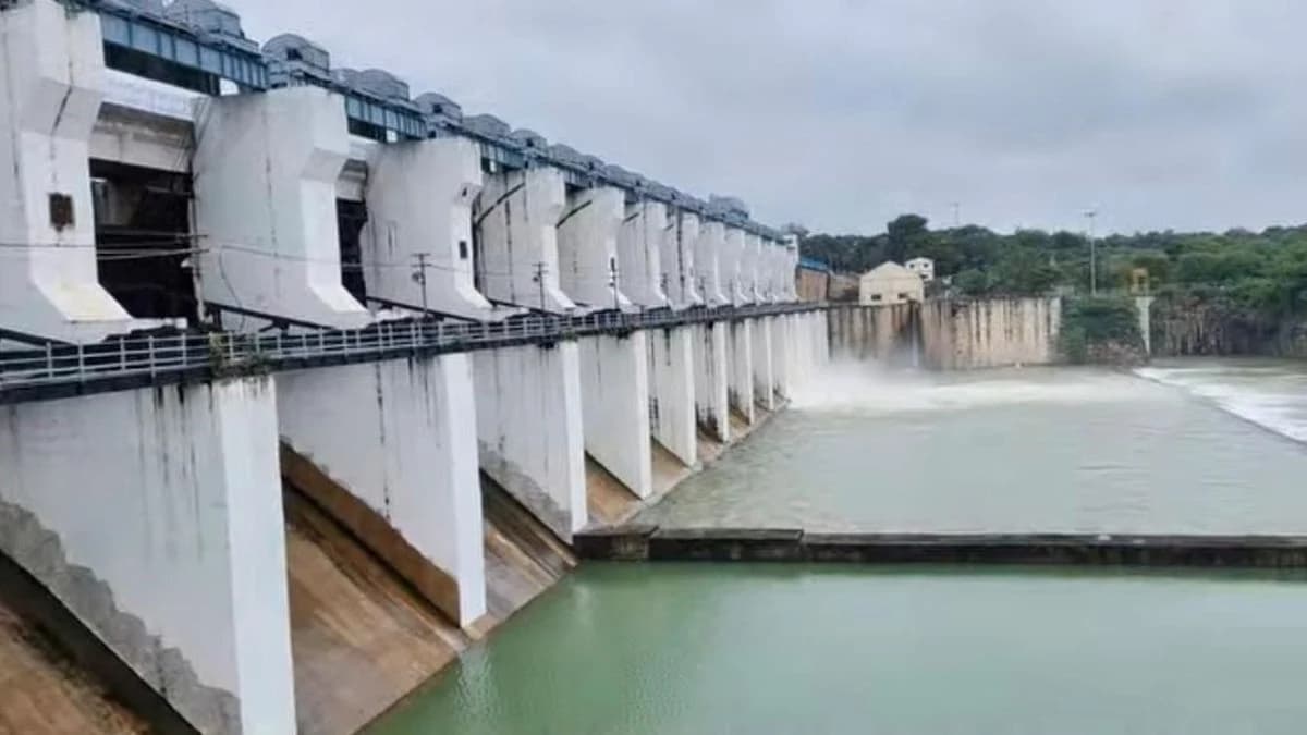 धमतरी में गंगरेल बांध: पानी लबालब, दो गेट खोलकर छोड़ा गया 5320 क्यूसेक पानी