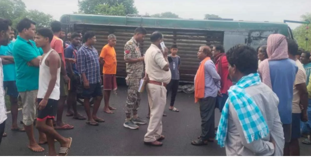 तेज रफ्तार बस पलटी हादसा: एक महिला की मौत, चार घायल