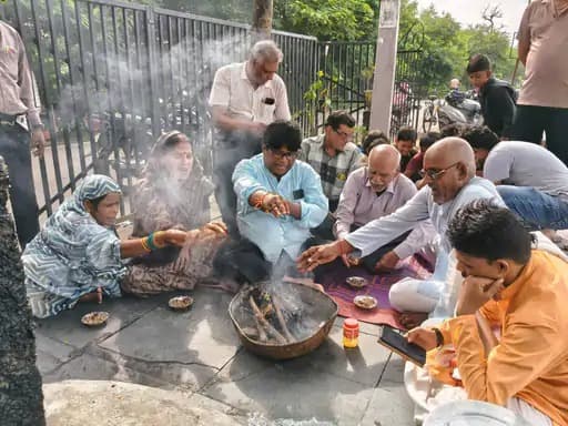 राजनांदगांव जिले के शनि धाम रानी सागर के किनारे स्थानीय श्रद्धालुओं ने भारत की जीत की कामना करते हुए हवन-पूजन का आयोजन किया।