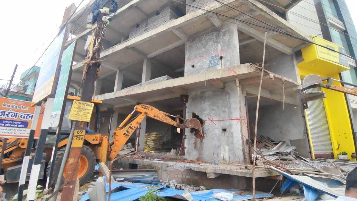 रायपुर: चंगोराभाठा में निगम का बुलडोजर चला, अनुमति के विपरीत बन रहे व्यावसायिक भवन का अवैध हिस्सा हटाया
