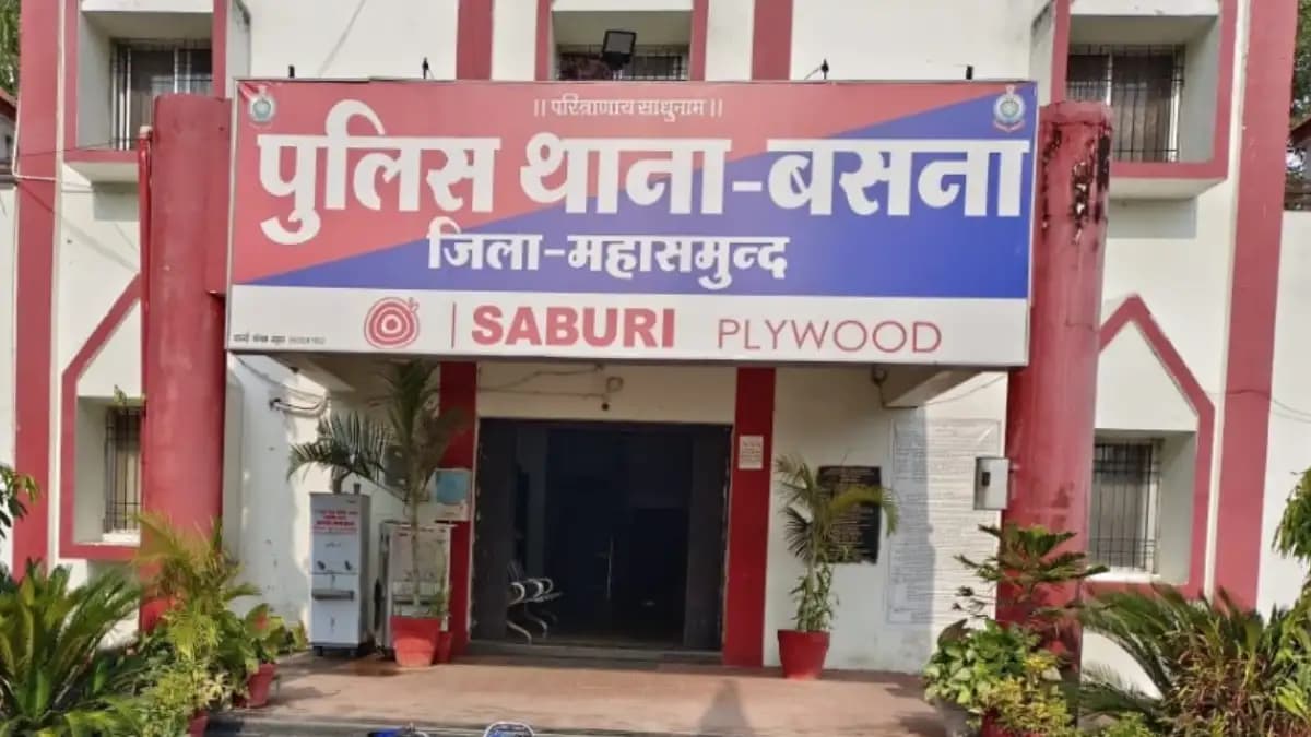 बसना पुलिस को बड़ी सफलता: पलसापाली बैरियर पर 13 किलो गांजे के साथ महाराष्ट्र का स्मगलर गिरफ्तार, 8.55 लाख का माल जब्त