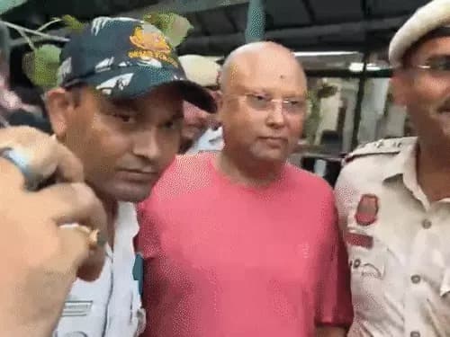 दिल्ली के बाबा चैतन्यानंद पर यौन उत्पीड़न के गंभीर आरोप: 17 छात्राओं से जुड़े मामले में गिरफ्तारी