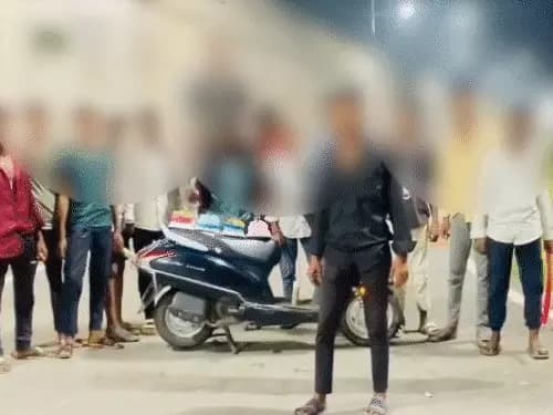बिलासपुर में राष्ट्रीय राजमार्ग पर कुछ युवकों ने तलवार से केक काटकर जन्मदिन मनाया
