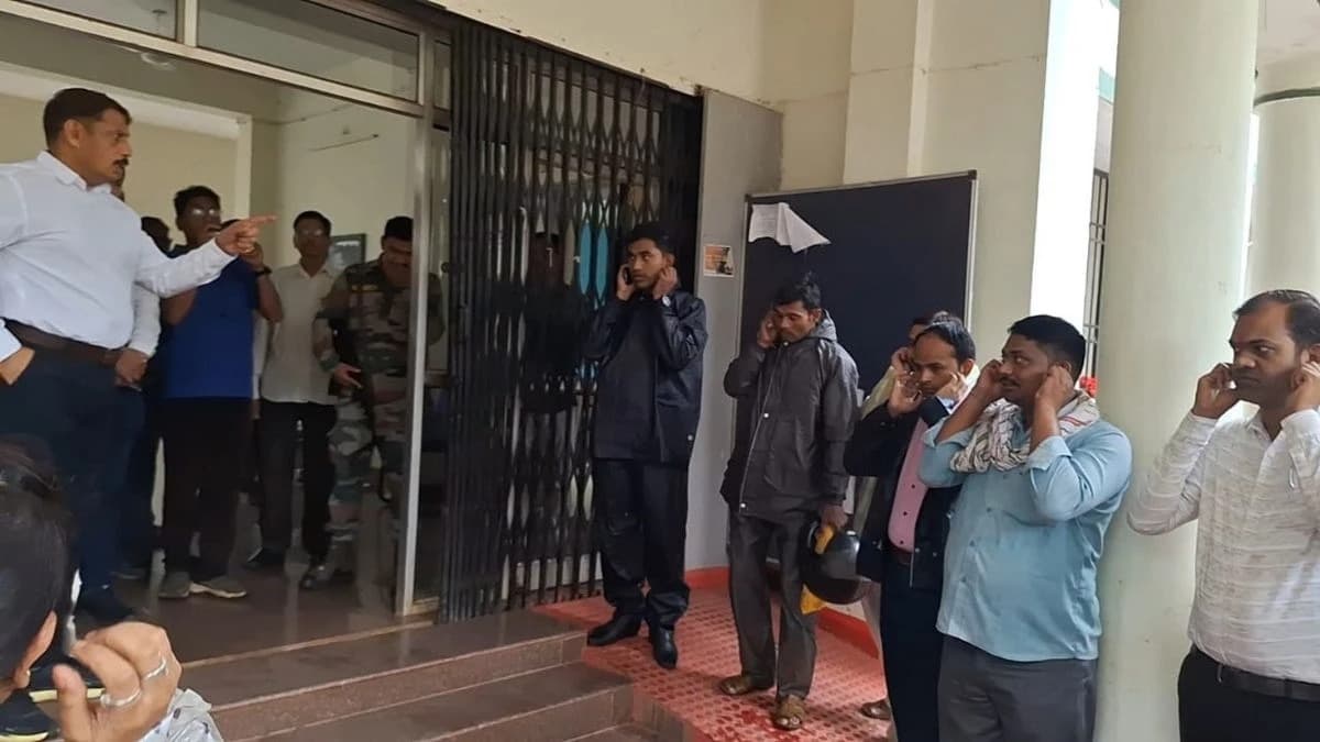 देर होने पर अनुशासन की सख्ती: कवर्धा में 42 कर्मचारियों को कान पकड़कर माफी मंगवाना