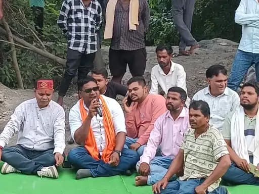 कोरबा जिले के मणिकपुर खदान क्षेत्र में स्लैग (खनिज अपशिष्ट) के परिवहन को लेकर स्थानीय ग्रामीणों ने विरोध प्रदर्शन किया है।