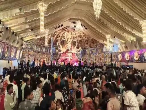 जांजगीर-चांपा जिले के नैला में इस वर्ष दुर्गा पूजा के अवसर पर एक अनोखा पंडाल स्थापित किया गया है