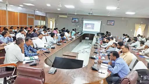 डूंगरपुर में महात्मा गांधी नरेगा योजना के तहत तकनीकी सहायकों और एमआईएस (मैनेजमेंट इंफॉर्मेशन सिस्टम) मैनेजरों के लिए एक दिवसीय प्रशिक्षण कार्यक्रम का आयोजन किया गया।