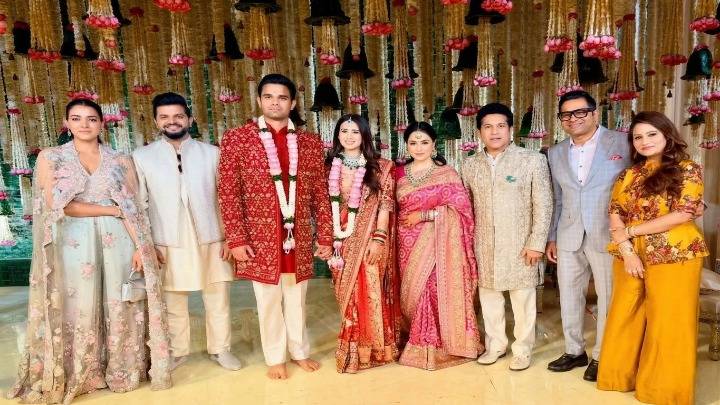 अर्जुन तेंदुलकर और सानिया चंडोक की 'SAAJ' वेडिंग: मुंबई के सेंट रेगिस में रचाई शादी; ट्रेडिशनल लुक में सारा तेंदुलकर ने लूटी महफिल