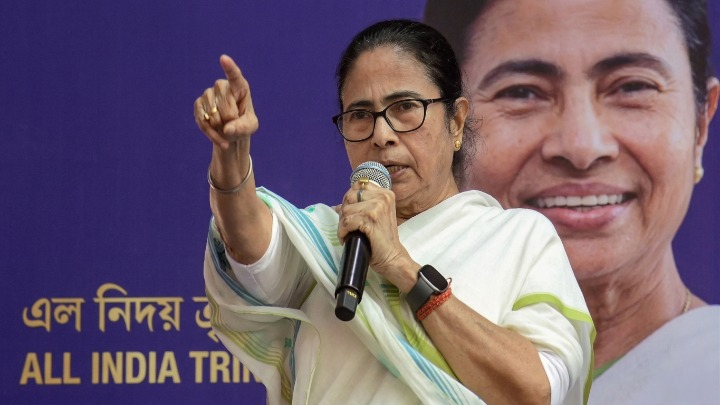 ममता की '10 प्रतिज्ञा': लक्ष्मी भंडार में ₹500 का इजाफा, बेरोजगारों को पॉकेट मनी और 'दुआरे चिकित्सा' का बड़ा दांव
