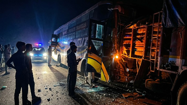बालोद: NH-30 पर भीषण सड़क हादसा, खड़ी माजदा से टकराई तेज रफ्तार स्लीपर बस; चालक-परिचालक समेत 8 घायल