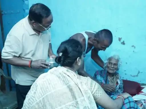 छत्तीसगढ़ के कृषि मंत्री रामविचार नेताम ने बलरामपुर जिले के एक गांव में बीमार बुजुर्ग महिला से मुलाकात की।
