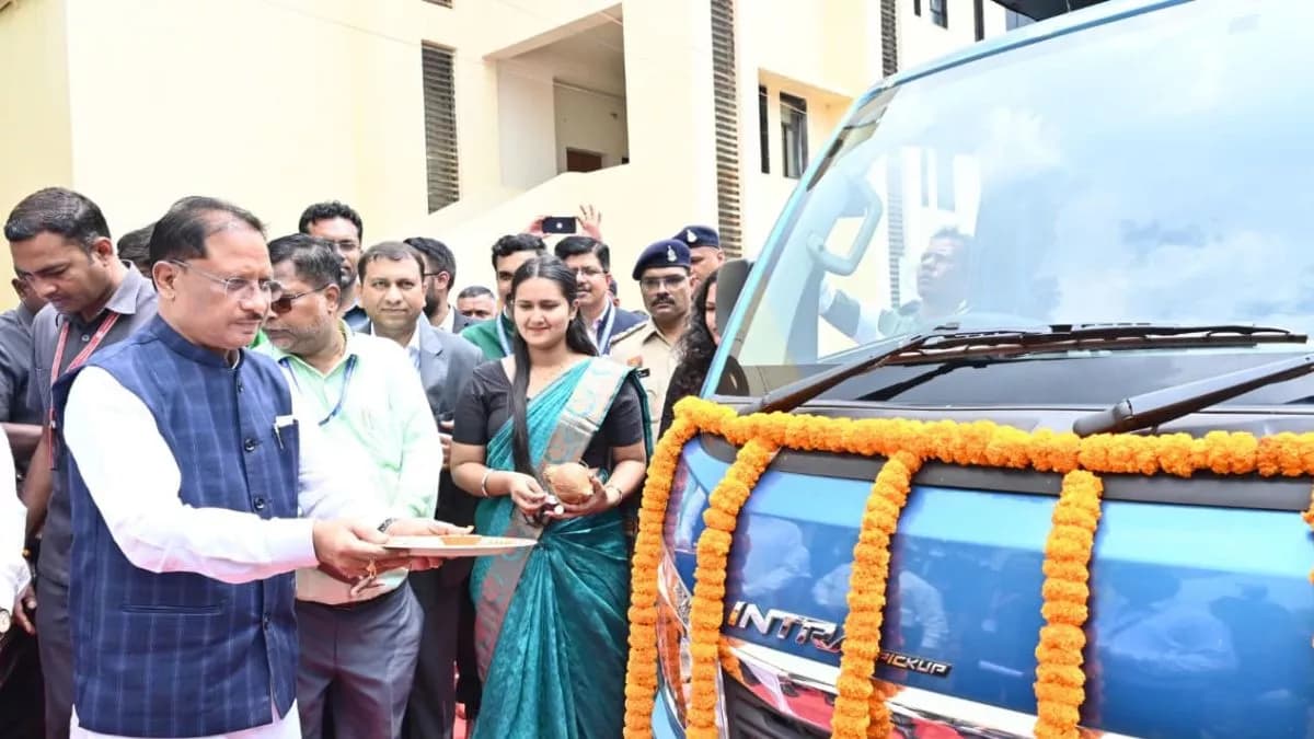मुख्यमंत्री विष्णु देव साय ने सौर ऊर्जा जागरूकता के लिए सूर्य रथ को दिखाई हरी झंडी