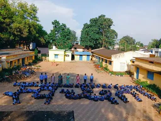 बस्तर में बच्चों ने मानव शृंखला बनाकर स्वच्छता का संदेश दिया